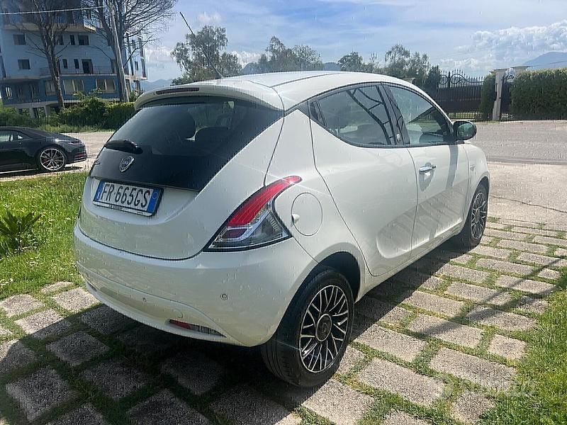 Usata Lancia Ypsilon Gold 69 CV (50 kW) 2018 Bianco Utilitaria
