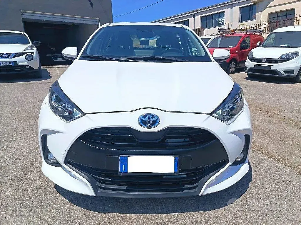 Usata Toyota Yaris Hybrid Lounge 92 CV (67 kW) 2021 Bianco Berlina