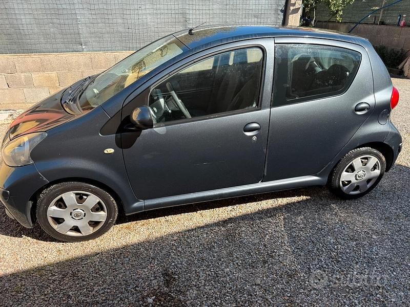 Usata Toyota Aygo 68 CV (50 kW) 2006 Grigio Utilitaria