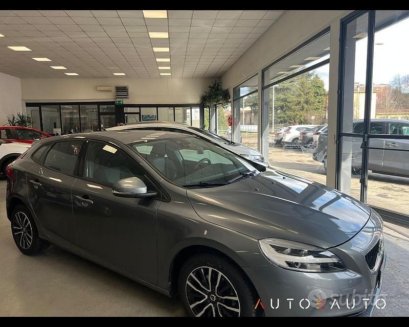 Usata Volvo V40 Business Edition 122 CV (89 kW) 2018 Grigio Berlina