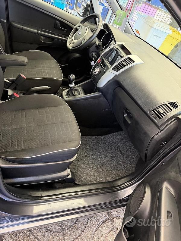 Usata Kia Venga 90 CV (66 kW) 2013 Grigio Utilitaria