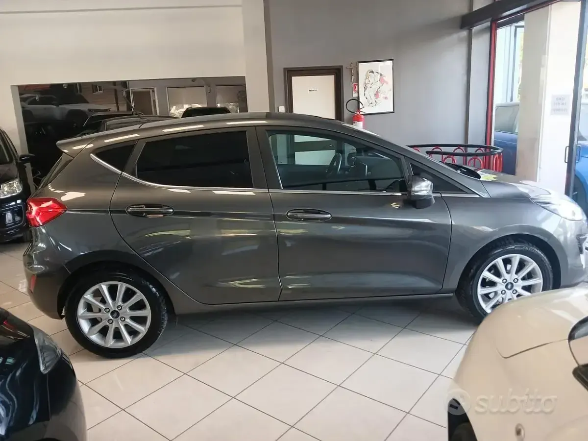 Usata Ford Fiesta Titanium 85 CV (62 kW) 2019 Grigio Utilitaria
