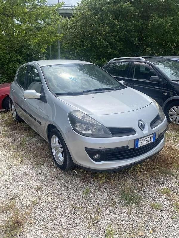 Usata Renault Clio III Luxe 75 CV (55 kW) 2005 Argento Berlina