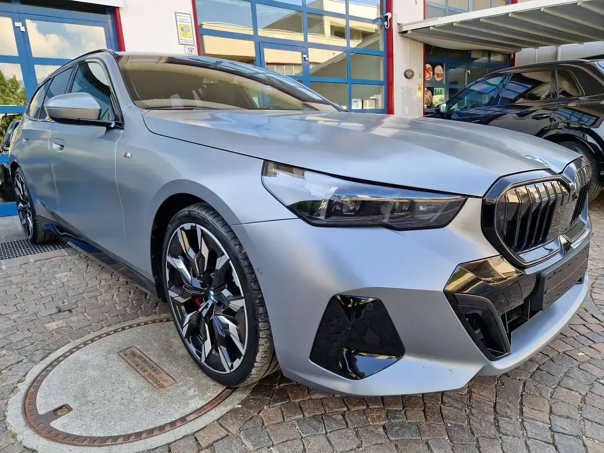 Usata BMW 540 M Sport 303 CV (222 kW) 2025 Frozen pure grey metallic Station wagon