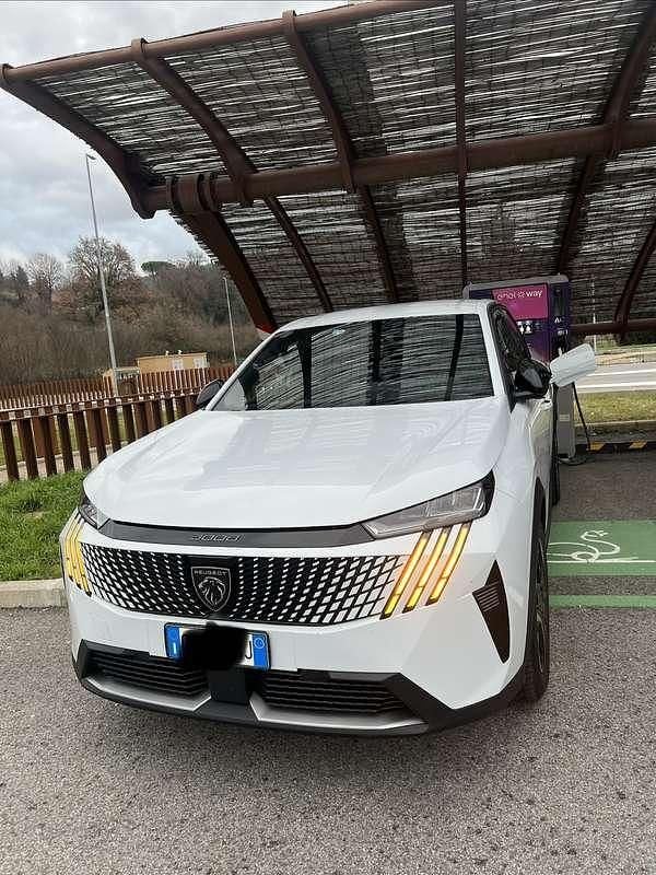 Usata Peugeot e-3008 Allure 103 kW (141 CV) 2024 SUV