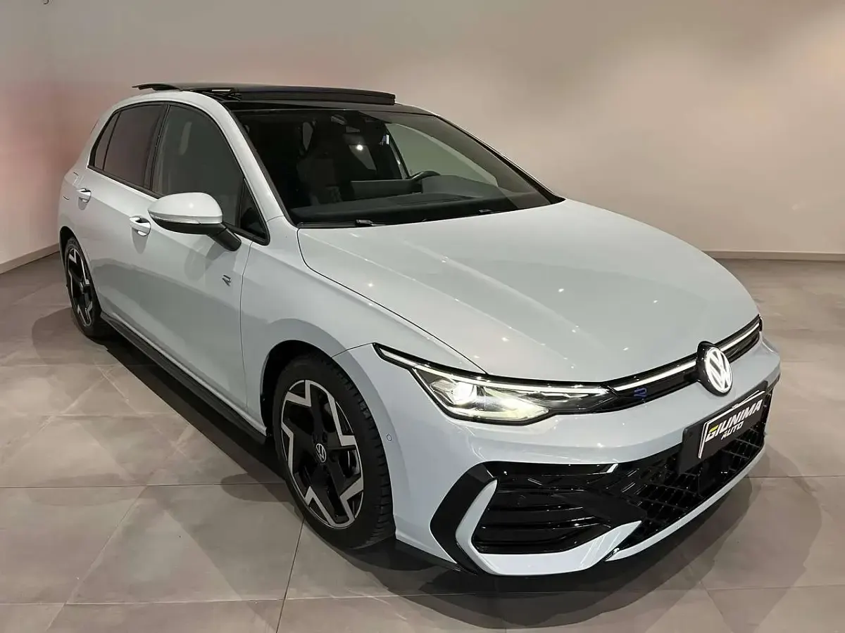 Usata VW Golf VIII R-line Plus 116 CV (85 kW) 2025 Ice blu Berlina