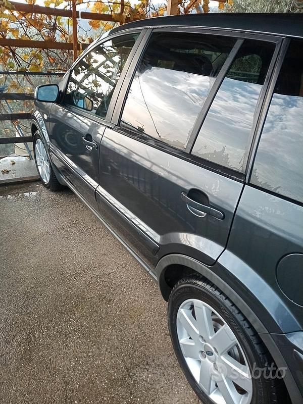 Grigio Usata 2008 Ford Fusion Titanium Tre volumi | 1800 € (Buon prezzo) - Immagine 1/4