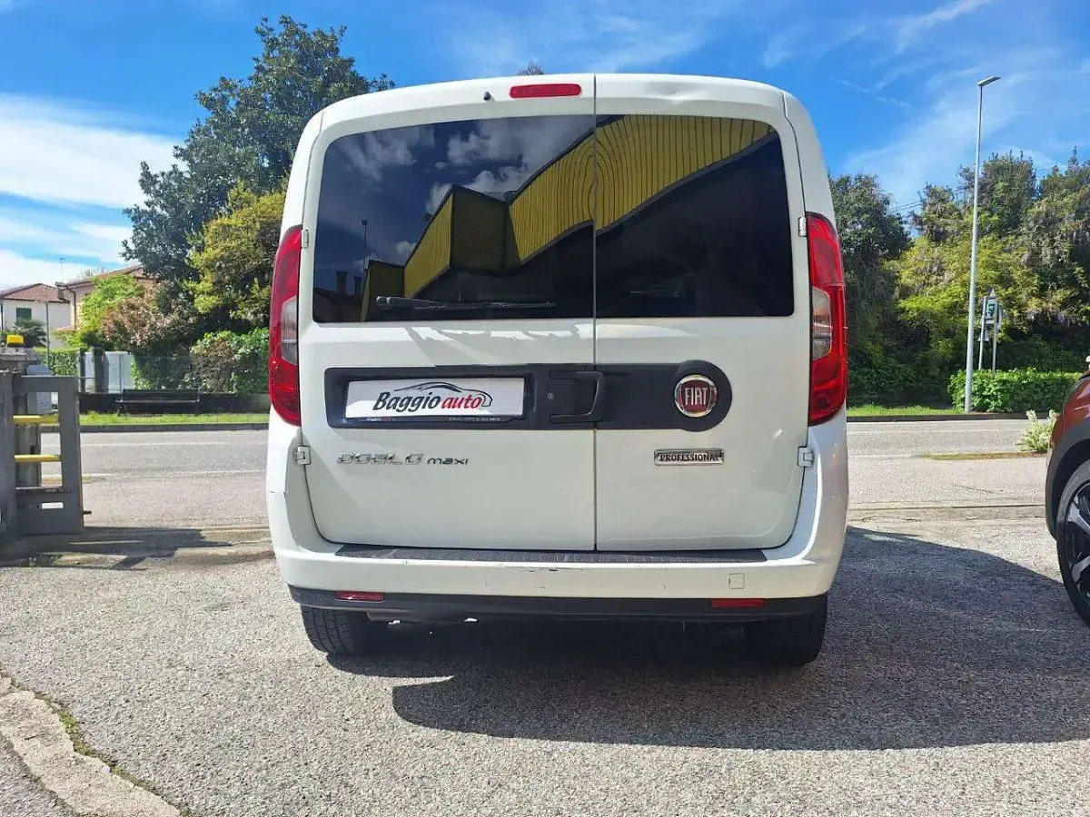Usata Fiat Doblò Lounge 105 CV (77 kW) 2021 Bianco pastello Monovolume
