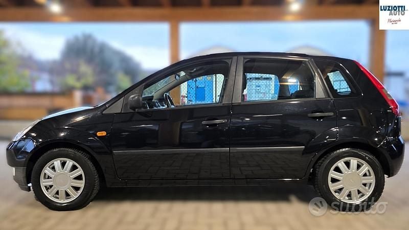 Usata Ford Fiesta 68 CV (50 kW) 2004 Nero Utilitaria