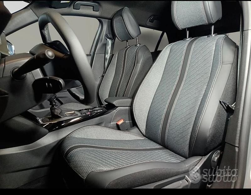 Usata Peugeot 2008 100 CV (73 kW) 2024 Grigio SUV