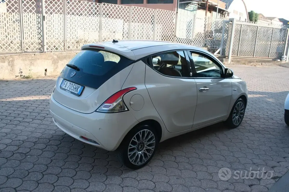 Usata Lancia Ypsilon 69 CV (50 kW) 2015 Beige Utilitaria