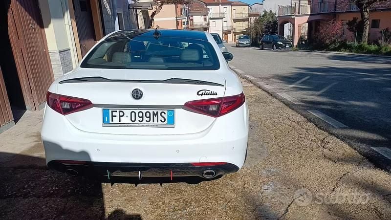 Usata Alfa Romeo Giulia 150 CV (110 kW) 2018 Bianco Berlina