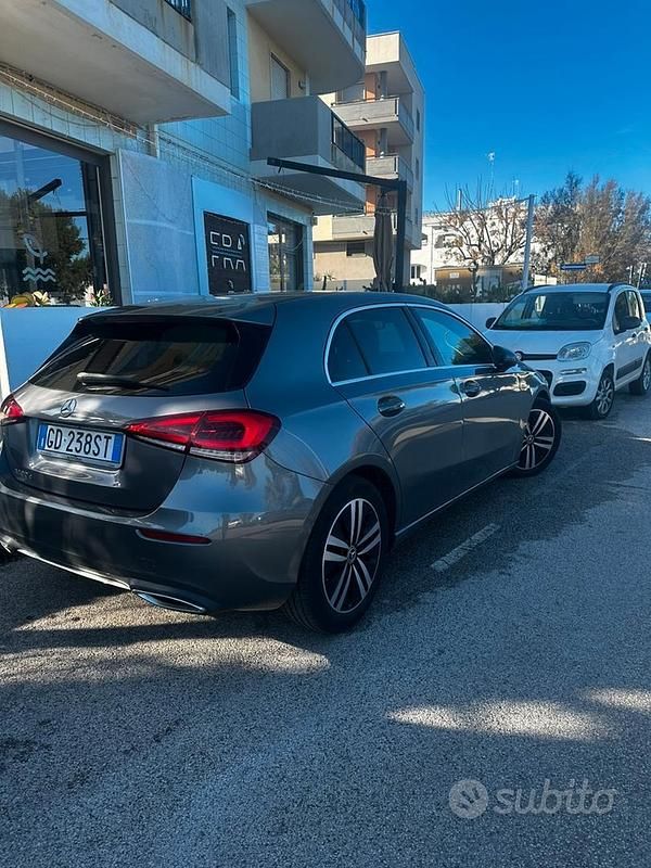 Occasion Mercedes A180 136 ch (100 kW) 2021 Gris Berline