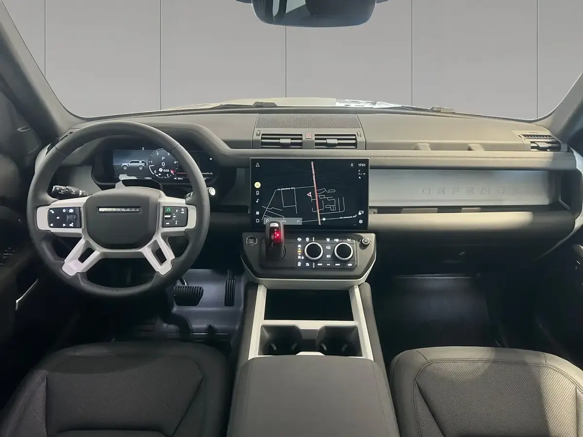 Usata Land Rover Defender SE Dynamic 200 CV (147 kW) 2026 Santorini black SUV