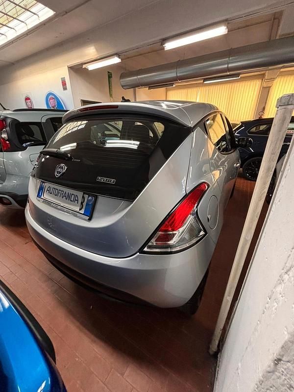 Usata Lancia Ypsilon Silver 69 CV (50 kW) 2021 Argento Utilitaria