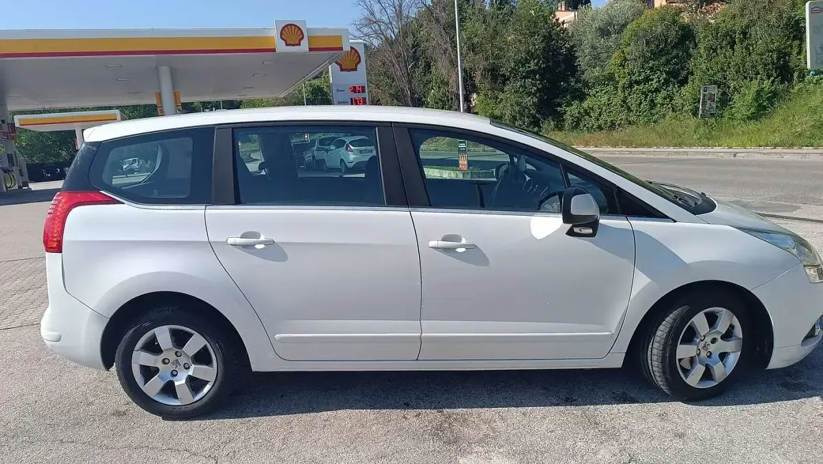 Usata Peugeot 5008 Active 150 CV (110 kW) 2011 Bianco Monovolume