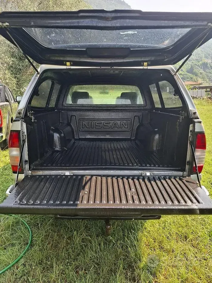 Usata Nissan Navara 133 CV (97 kW) 2004 Grigio Pick-up