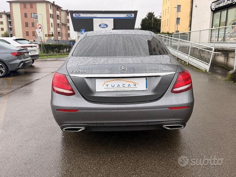 Usata Mercedes E220 Business 194 CV (142 kW) 2018 Grigio Berlina