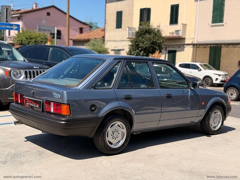 Usata Ford Escort 61 CV (44 kW) 1988 Gray Berlina