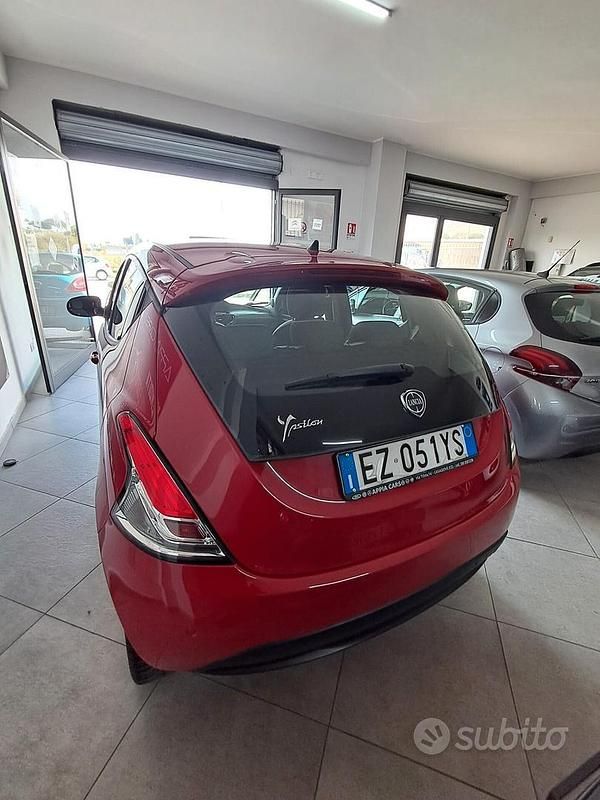 Usata Lancia Ypsilon Gold 69 CV (50 kW) 2015 Rosso Utilitaria