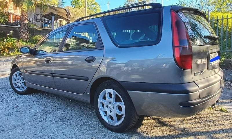 Usata Renault Laguna 64 CV (47 kW) 2000 Grigio Station wagon