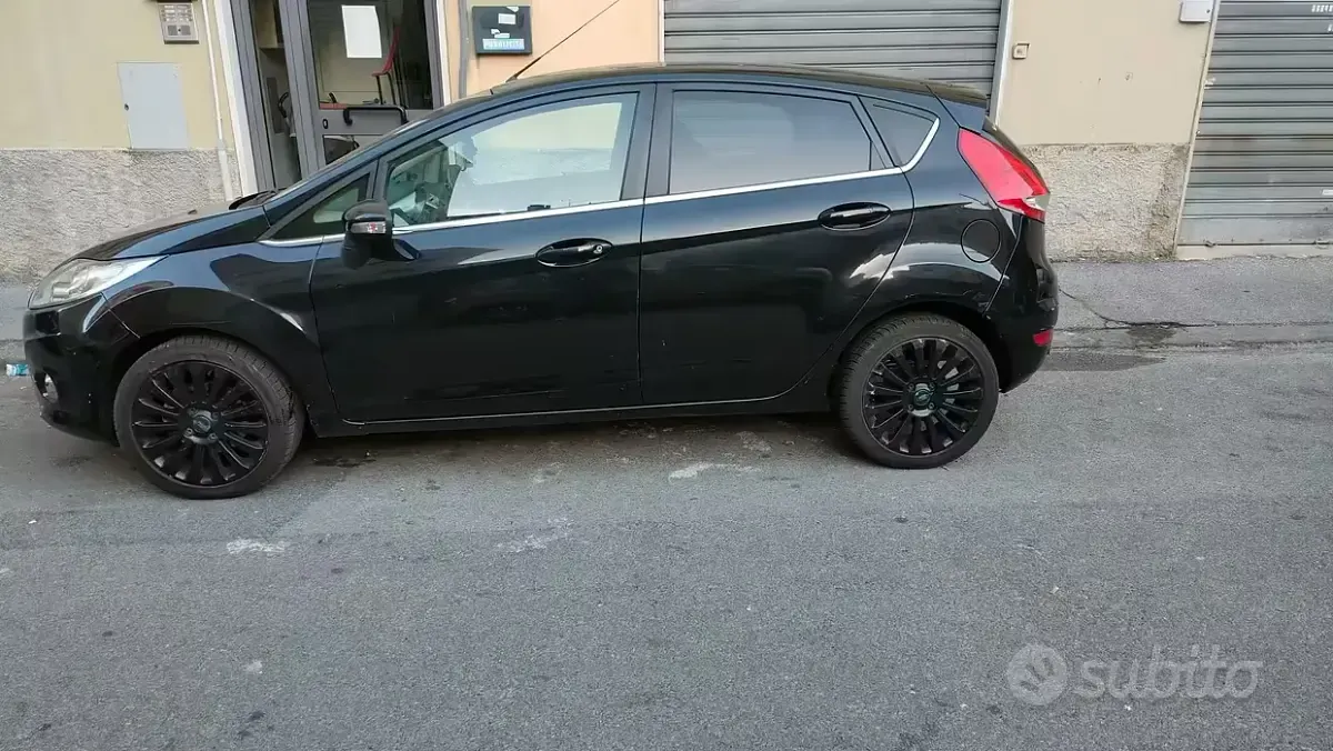 Usata Ford Fiesta 97 CV (71 kW) 2010 Nero Berlina
