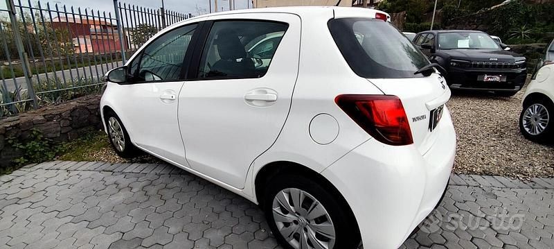 Usata Toyota Yaris Active 69 CV (50 kW) 2015 Bianco Berlina