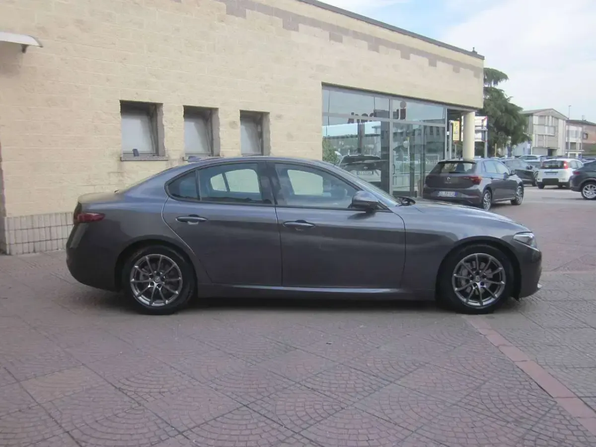 Usata Alfa Romeo Giulia Super 150 CV (110 kW) 2017 Grigio Berlina