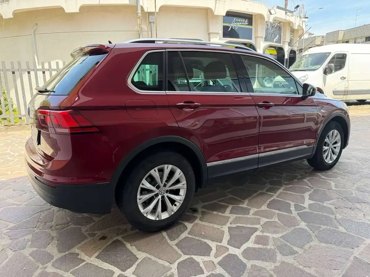Usata VW Tiguan Business 150 CV (110 kW) 2020 Rosso rubino metallizzato SUV