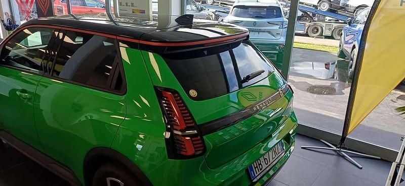 Nuova Renault 5 E-Tech Komfort 77 kW (106 CV) 2026 Verde/nero Berlina