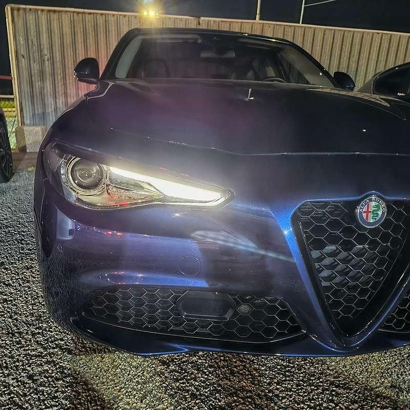 Usata Alfa Romeo Giulia Business 179 CV (131 kW) 2016 Blu/azzurro Berlina