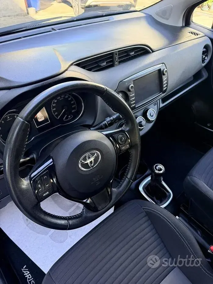 Usata Toyota Yaris 72 CV (52 kW) 2018 Rosso Utilitaria
