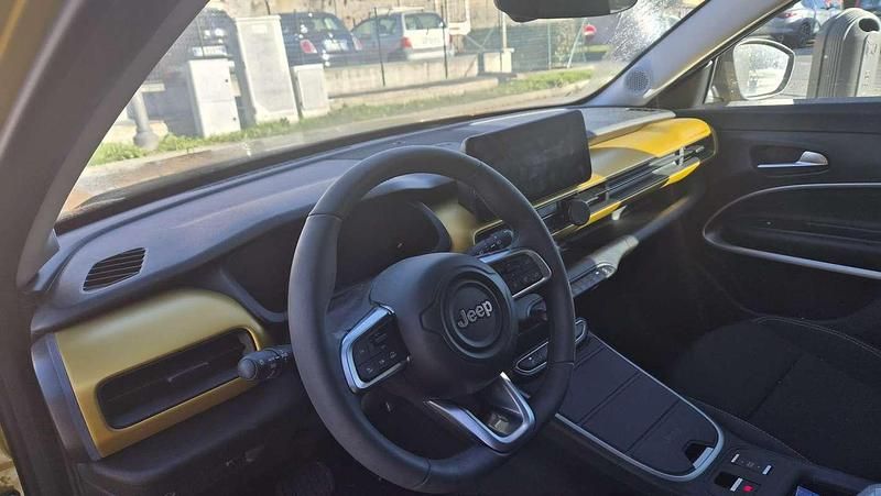 Usata Jeep Avenger EV Summit 114 kW (156 CV) 2024 Oro SUV