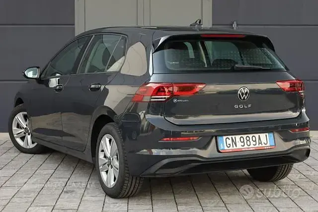 Usata VW Golf VIII Life 110 CV (80 kW) 2023 Grigio Berlina