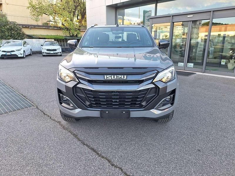 Nuova Isuzu D-Max 163 CV (119 kW) 2026 Kinabalu gray Pick-up