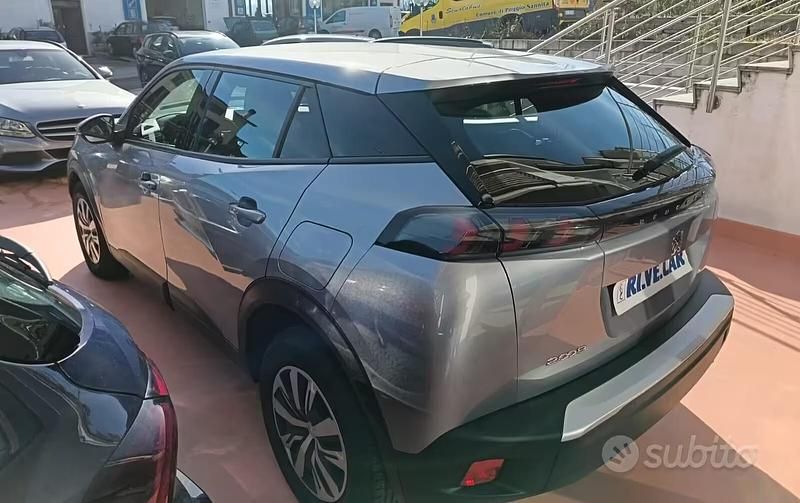 Usado Peugeot 2008 Active 110 HP (80 kW) 2021 Cinzento SUV