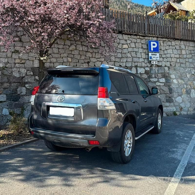 Begagnad Toyota Land Cruiser Prado 190 HK (139 kW) 2011 Grå SUV