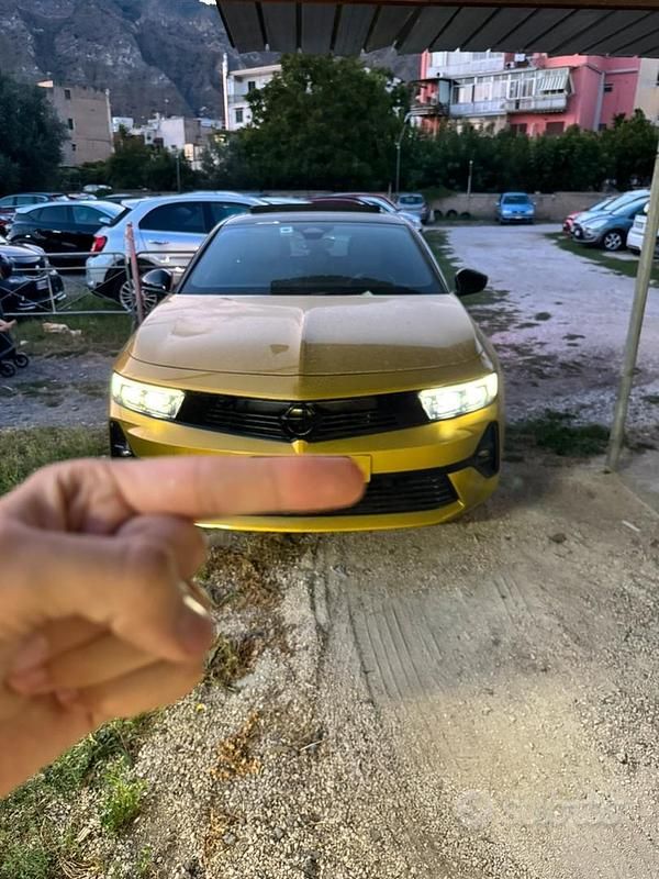 Usata Opel Astra Ultimate 131 CV (96 kW) 2022 Oro Berlina
