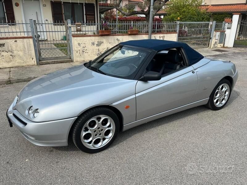 Begagnad Alfa Romeo Spider 150 HK (110 kW) 2001 Grå Cab