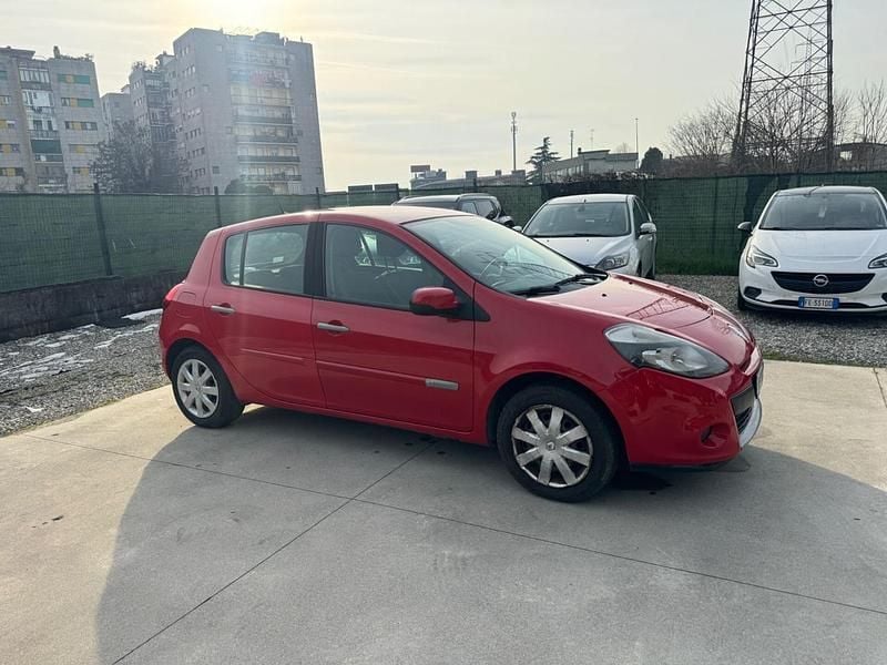Usata Renault Clio II Dynamique 72 CV (52 kW) 2010 Rosso Berlina