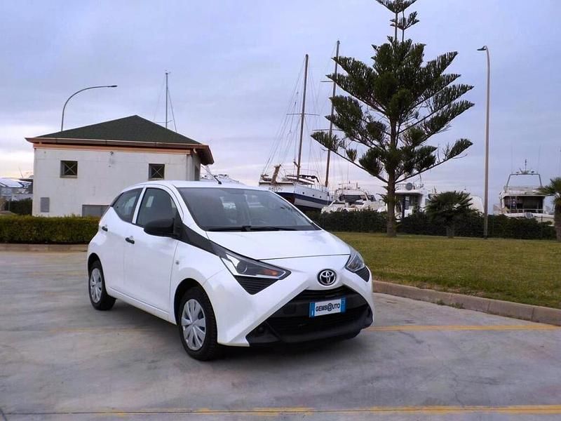 Bianco Usata 2021 Toyota Aygo Connect Style Due volumi | 9950 € (Buon prezzo) - Immagine 1/4