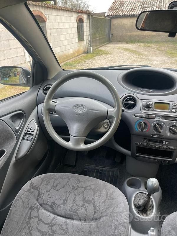 Usata Toyota Yaris 2001 Grigio Berlina