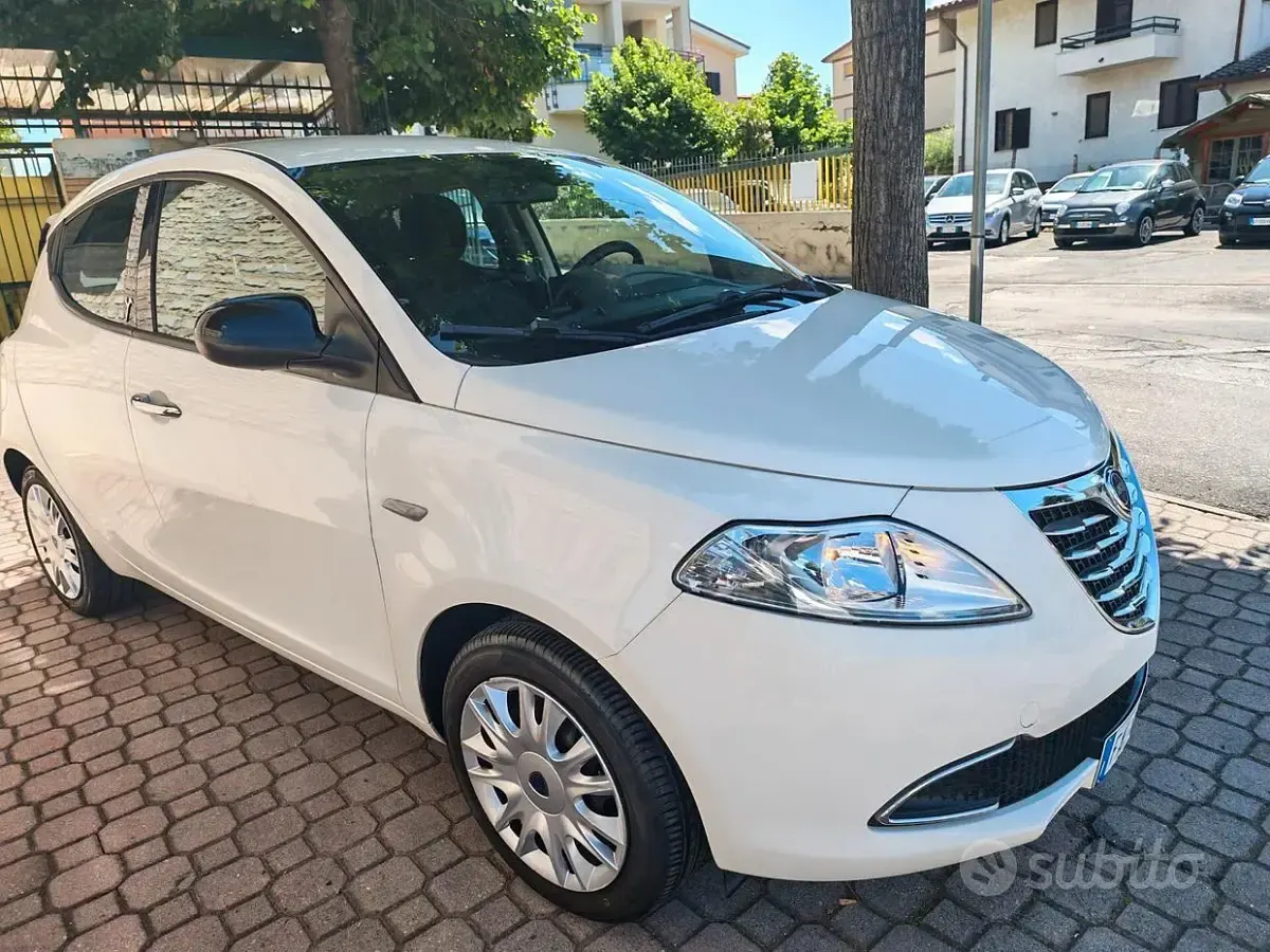 Usata Lancia Ypsilon 69 CV (50 kW) 2015 Bianco Utilitaria