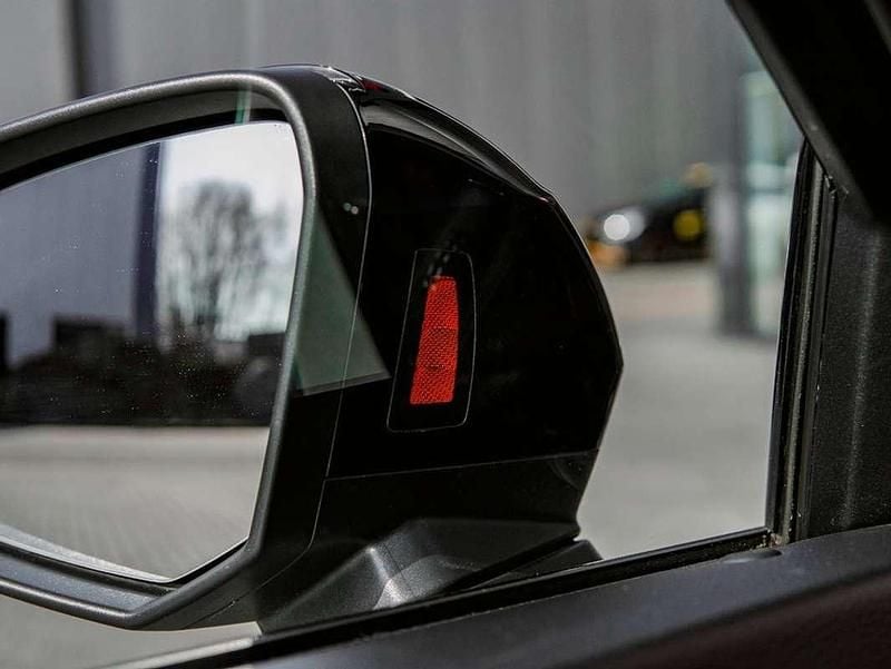 Käytetty Audi Q3 Ambiente 150 HP (110 kW) 2023 Hopea Katumaasturi