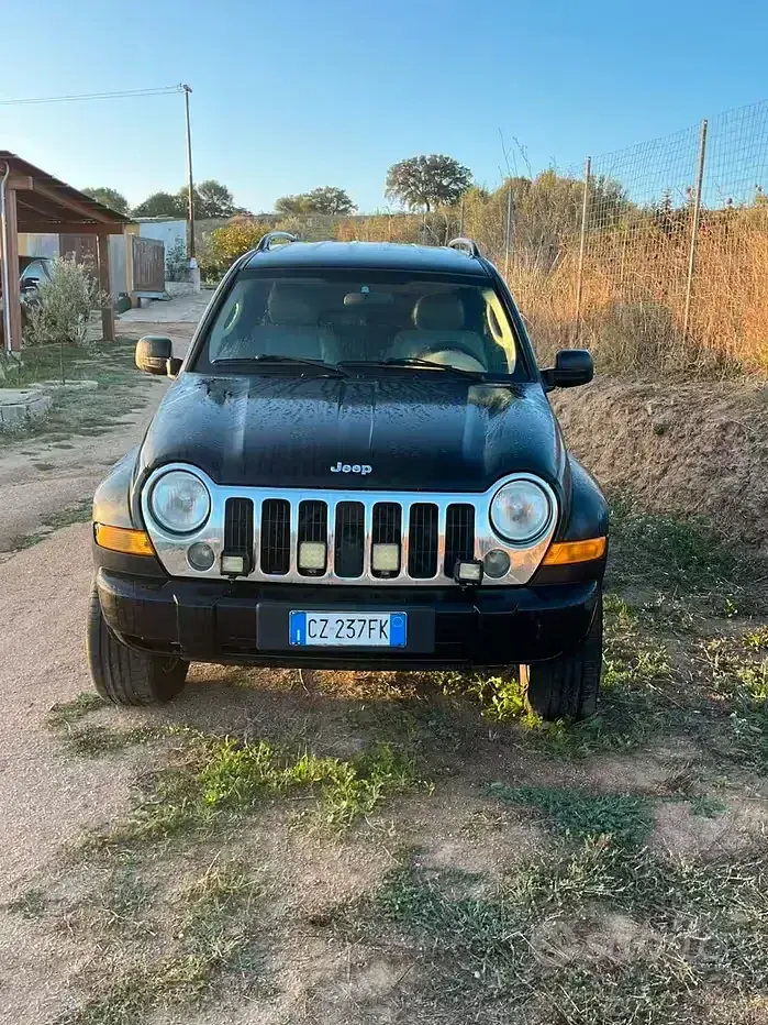 Usata Jeep Cherokee 163 CV (119 kW) 2006 Nero SUV