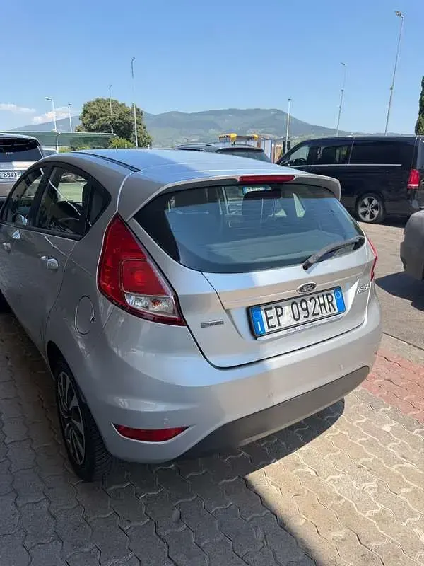 Usata Ford Fiesta 80 CV (58 kW) 2013 Grigio Berlina