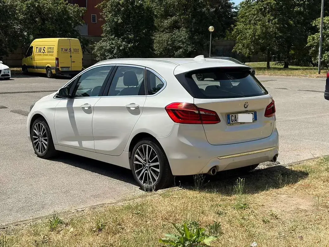 Usata BMW 218 Active Tourer Luxury Line 150 CV (110 kW) 2020 Bianco Monovolume