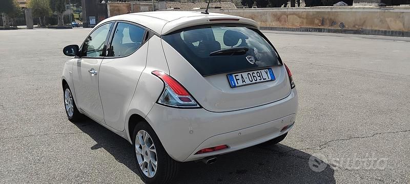 Usata Lancia Ypsilon 95 CV (69 kW) 2015 Bianco Utilitaria