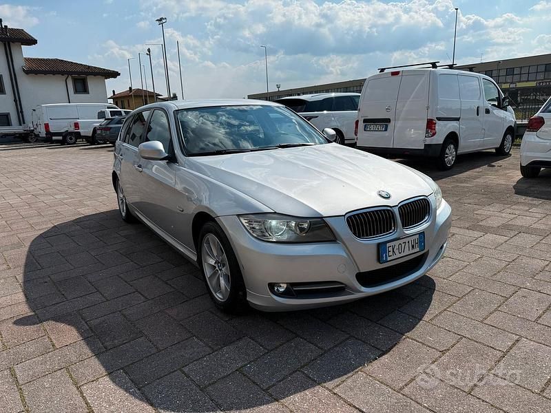 Grigio Usata 2012 BMW 318 Station wagon | 5900 € (Buon prezzo) - Immagine 1/4