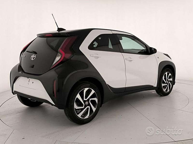 Nuova Toyota Aygo X Trend 72 CV (52 kW) 2025 Super white & black met SUV